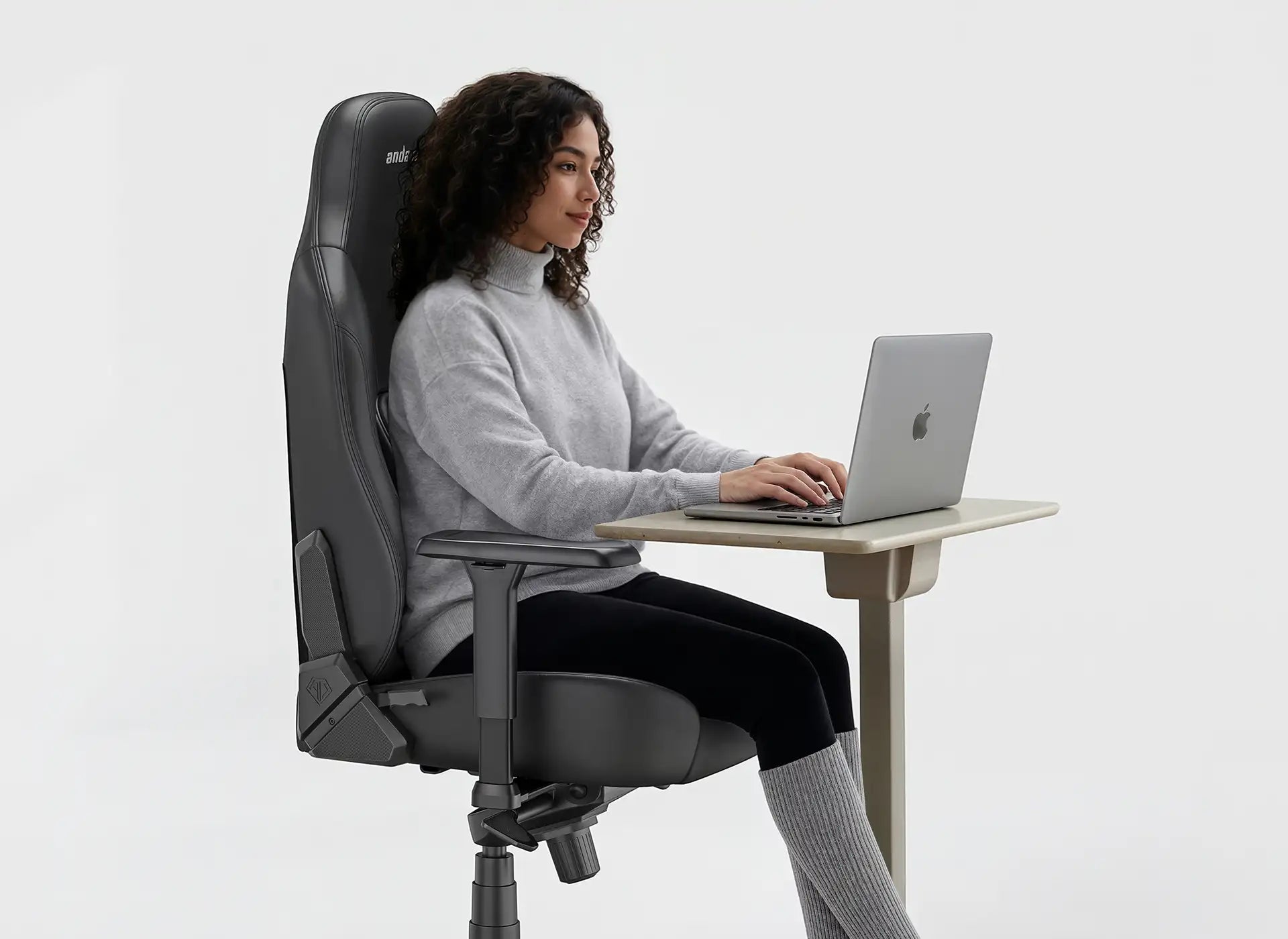 3d-360°-rotating-armrests-forward-and-back-scene